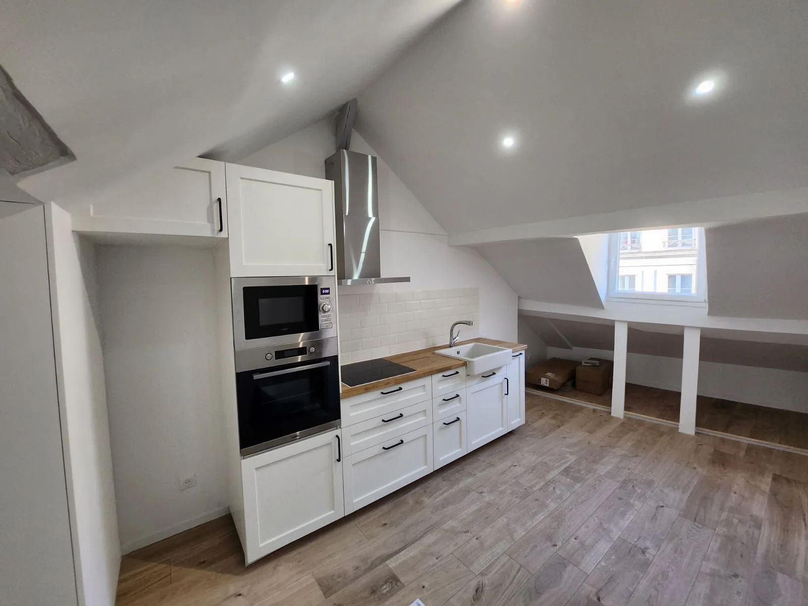 Cuisine sur mesure sous combles — Projet 1
